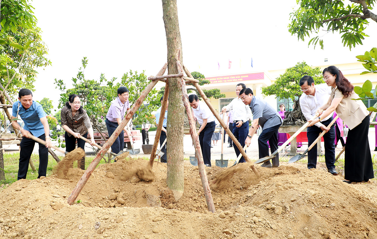 Bí thư Tỉnh ủy Dương Văn Thái và các đại biểu trồng cây lưu niệm tại KCN Hòa Phú.